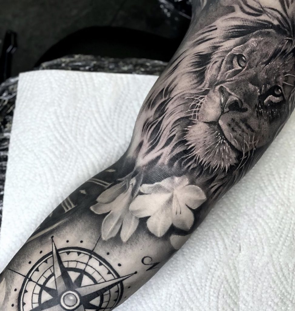 Löwe und Kompass Tattoo Realistisch