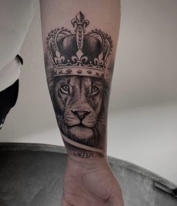 Löwe mit Krone Realistic Tattoo Unterarm