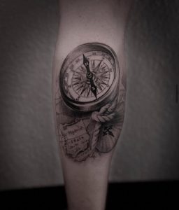 Kompass Tattoo Realismus